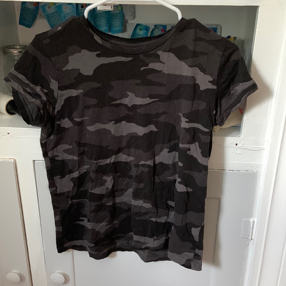 Super cute deep camo athleta girl tee
